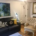 Beautiful 1br In Historic House *
