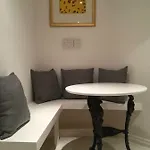 Beautiful 1br In Historic House Apartment *