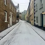 Beautiful 1br In Historic House Apartment