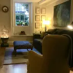 Beautiful 1br In Historic House