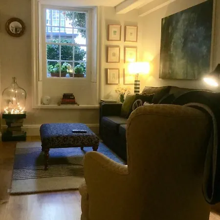 Beautiful 1br In Historic House